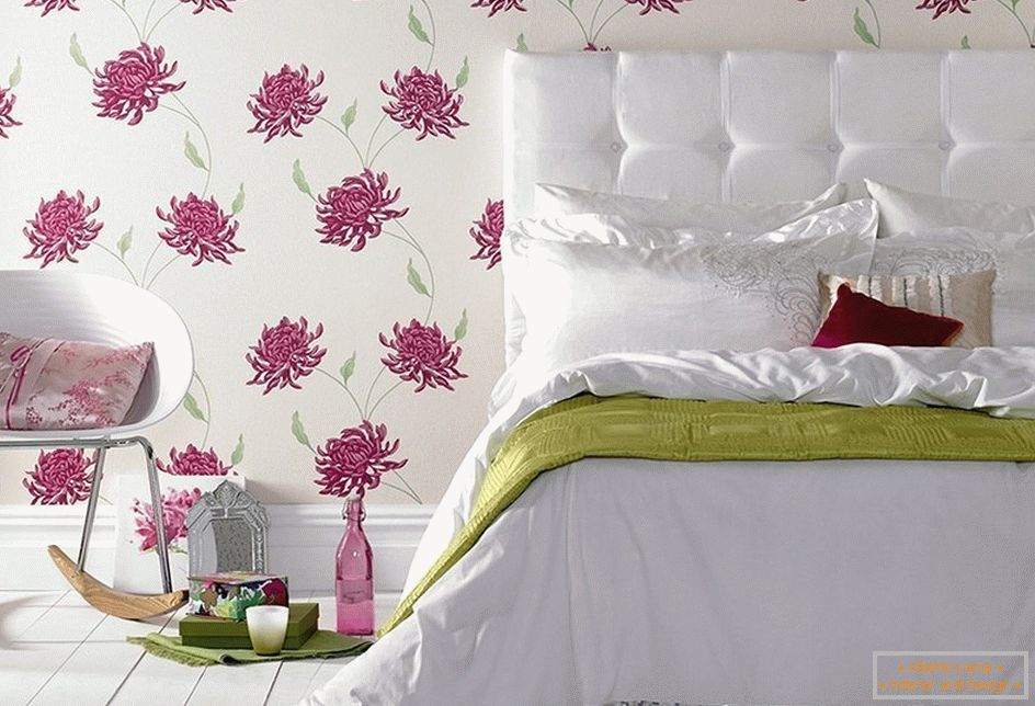Wallpapers with flowers in the bedroom