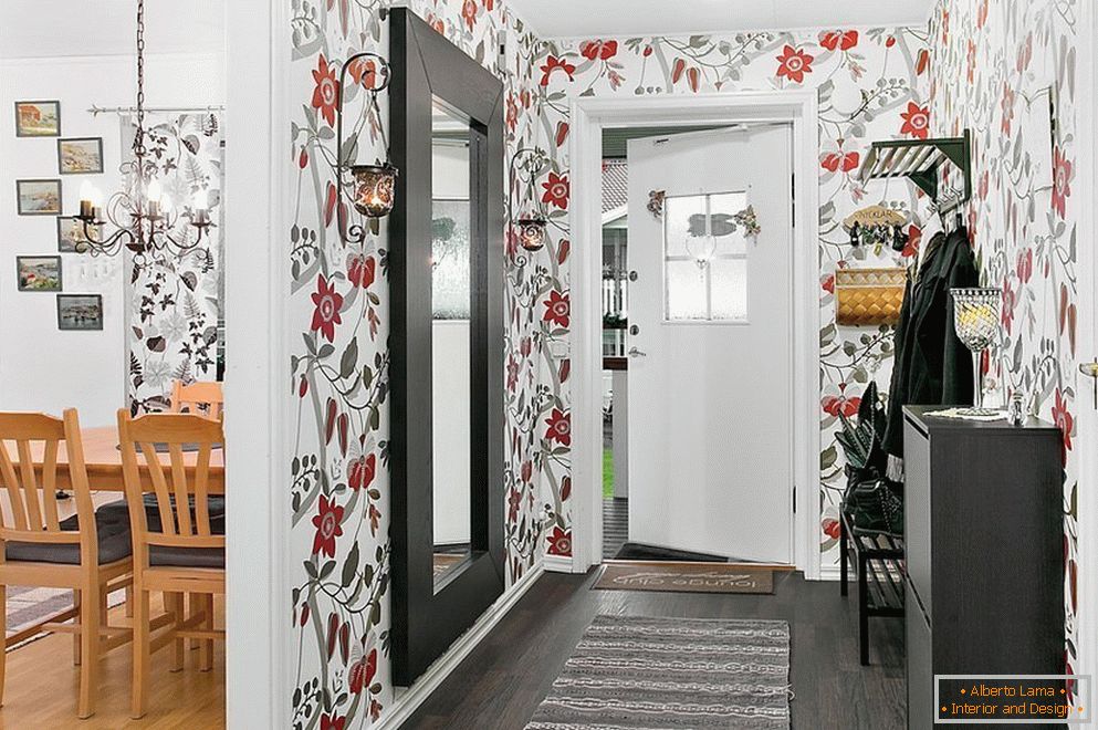 Wallpapers with flowers in the hallway