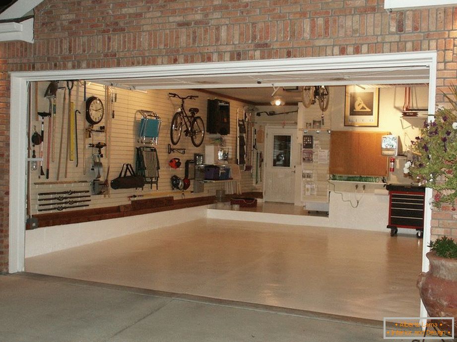 Arrangement of a storage room in the garage