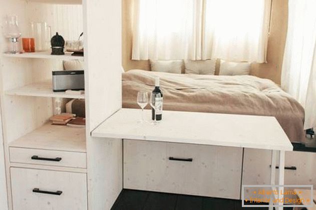Internal arrangement of a small house: раскладной столик в спальне