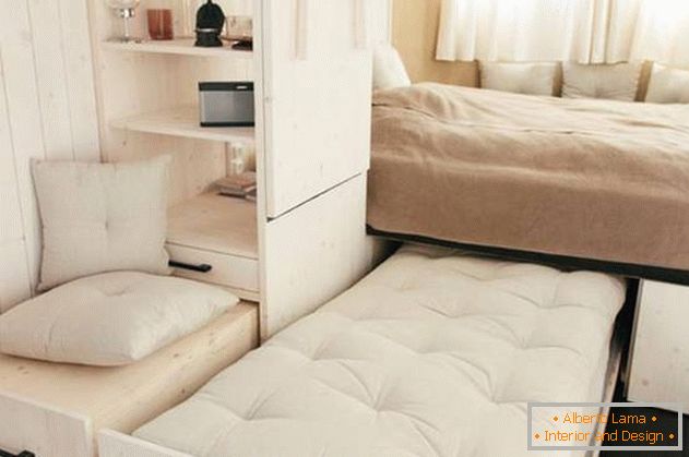 Internal arrangement of a small house: дополнительная кровать в спальне