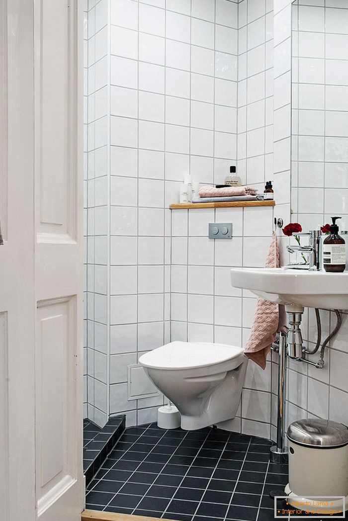 Interior of a bathroom in a studio apartment in Gothenburg