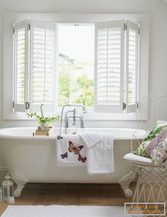 Choose bathroom accessories in the style of Provence