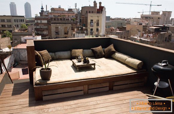 Patio on the balcony of a small studio in Barcelona