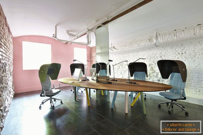 Office in loft style оформлен знающим дизайнером. В соответствии со стилем стены отделаны кирпичом. 