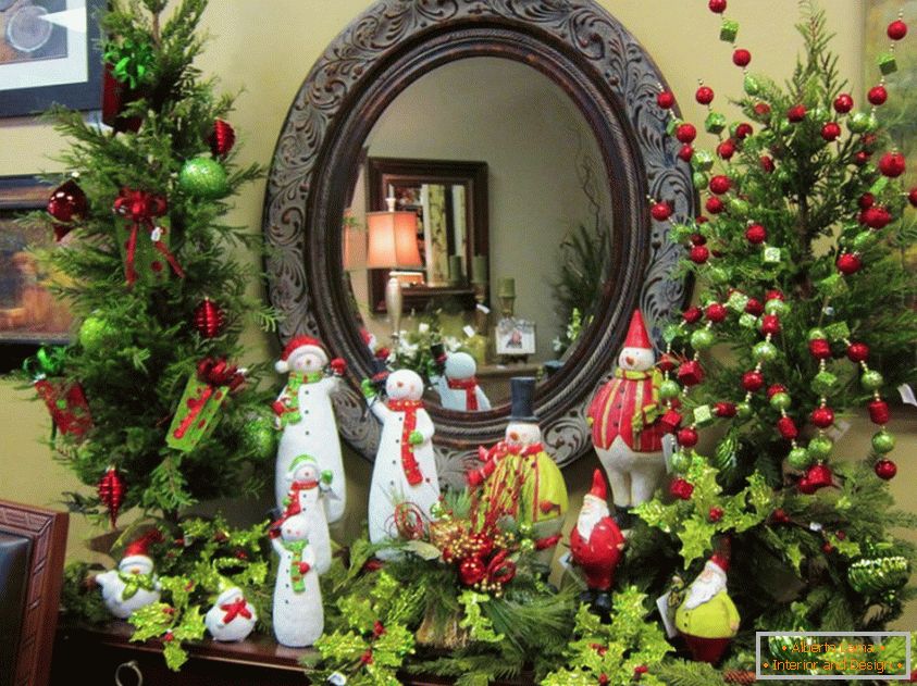 Beautiful mirror decor in the nursery with help of snowmen