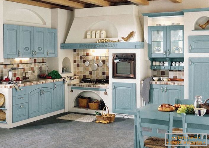 In the design of the kitchen in accordance with the style of the country, blue and white tones were used. On the seats of the chairs bedding is made of knitwear.