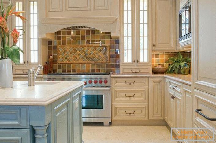 For the kitchen in the country style, wide stoves are perfect. The author of the design harmoniously designed the space above the stove.