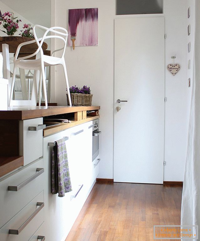 The entrance hall of a small studio apartment in Milan