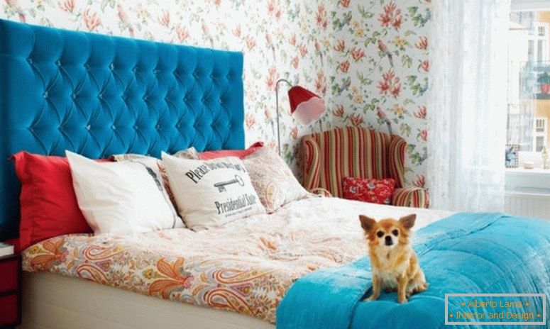 bedroom-with-floral-wallpaper