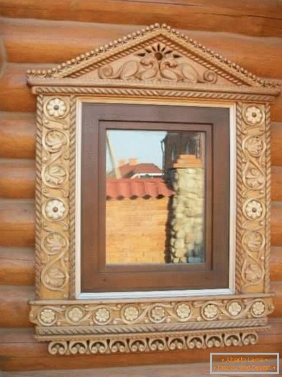 наличники на windows in a wooden house