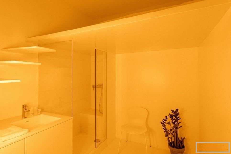 Yellow lighting in the bathroom