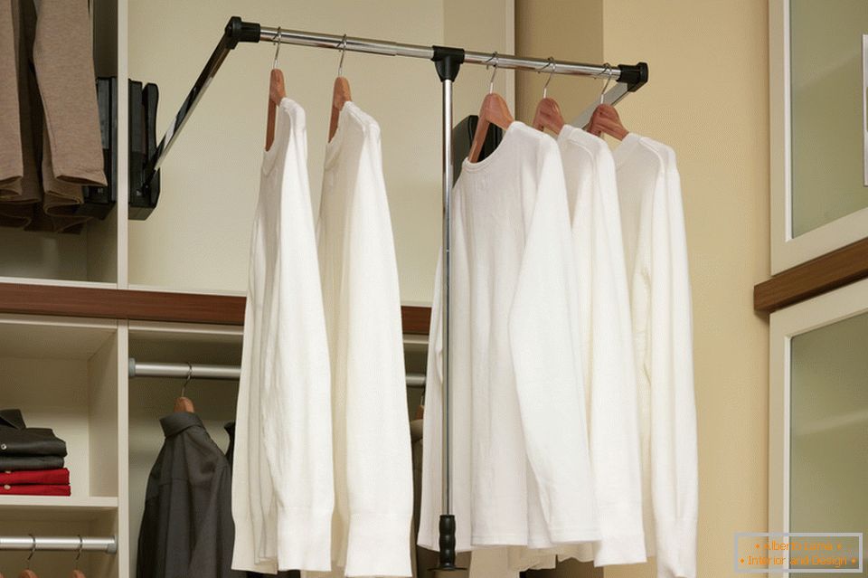 Retractable clothes hanger