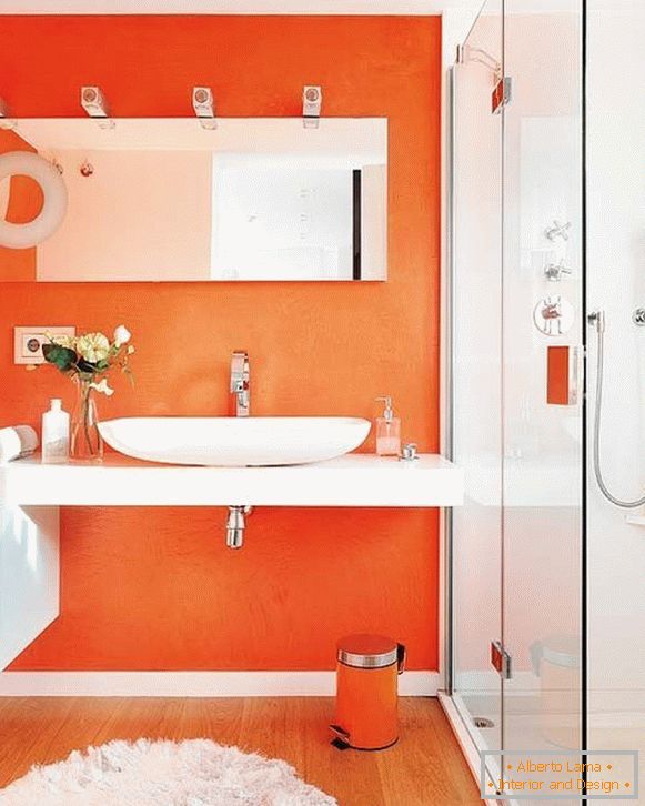 Mirror in the orange bathroom
