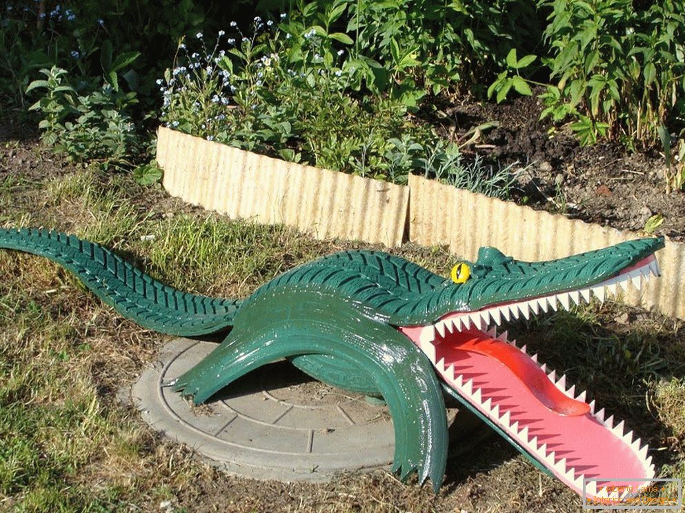 Crocodile made of tire