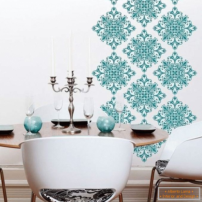 Decorating the walls with your own hands on the stencil
