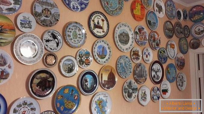 Decor of walls with own hands - photo of decorative plates