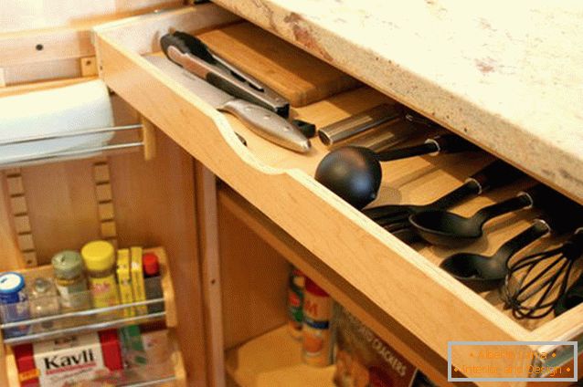 Drawer for storage of kitchen utensils