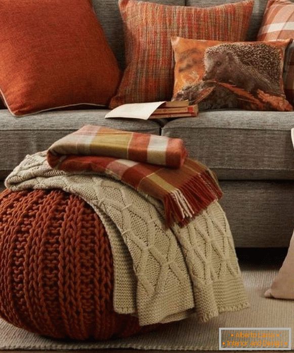 Autumn decor with own hands: padded stools and pillows