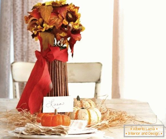 Bright autumn decor of the table