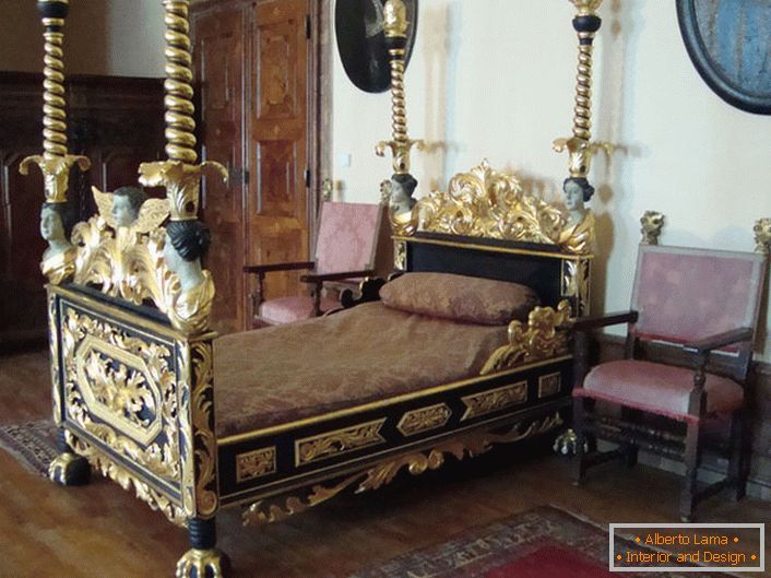 Bedroom in baroque style напоминает о временах средневековья. 
