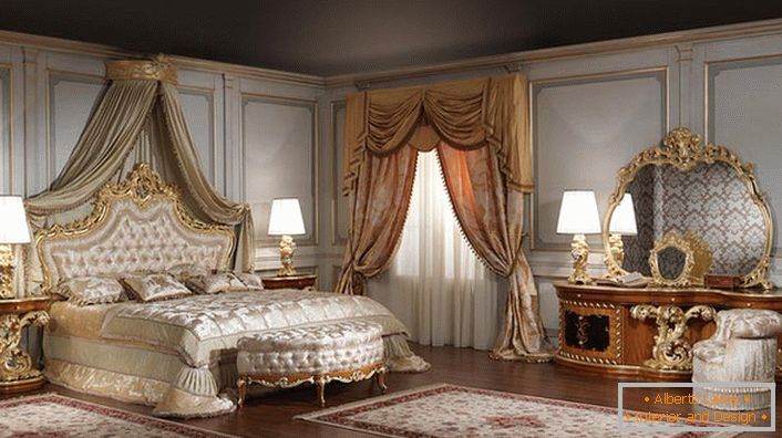 Mirror for a large bedroom is chosen correctly. The shape of the wrong oval looks great in the frame of a golden carved wood.