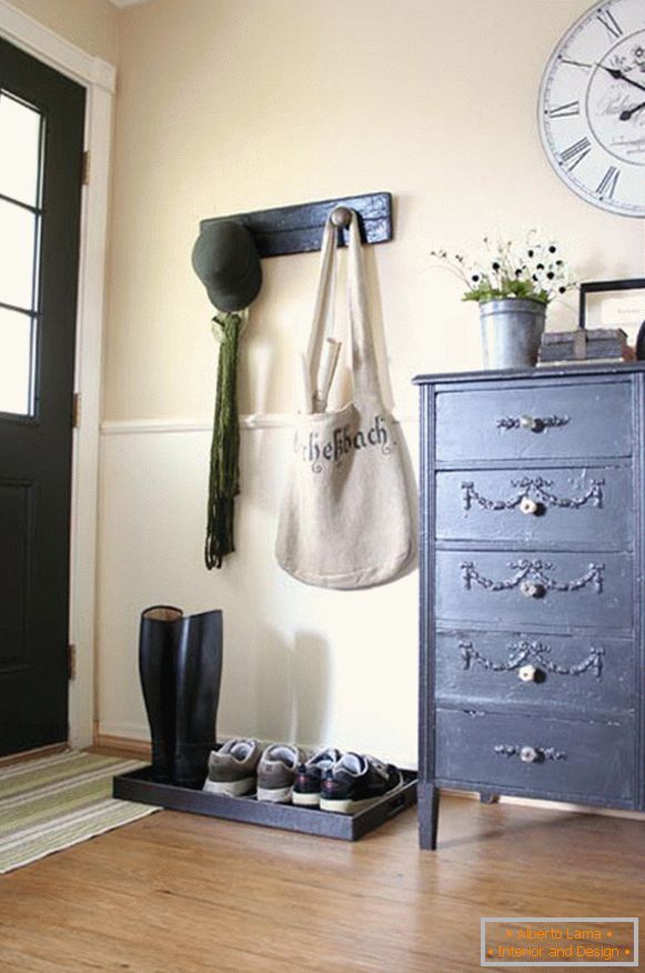 Hooks and shoe tray in the hallway