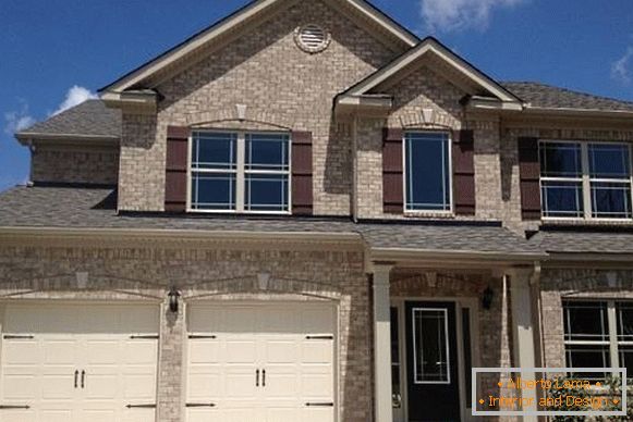 Facing the facade of the house with a brick stone