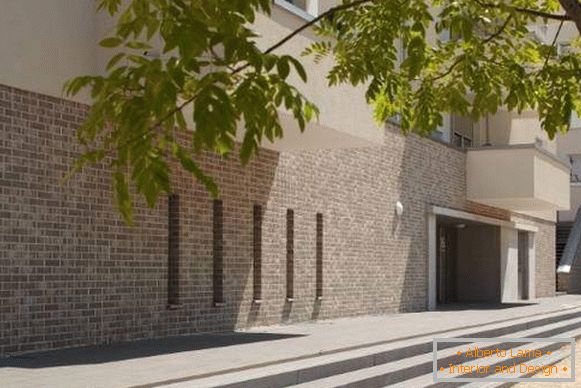 Finishing the facade of the building with clinker tiles for bricks