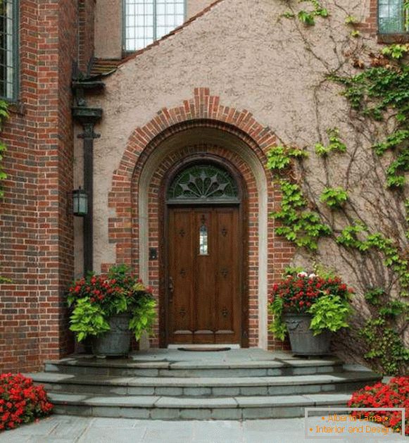 Facing the house with a brick - beautiful finish on the photo