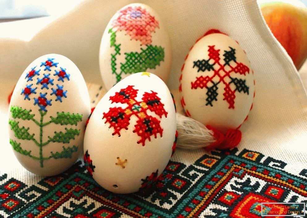 Embroidery on eggs
