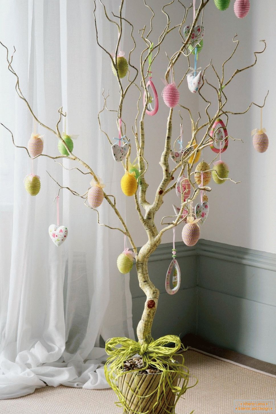 Tree с сердечками и пасхальными яйцами