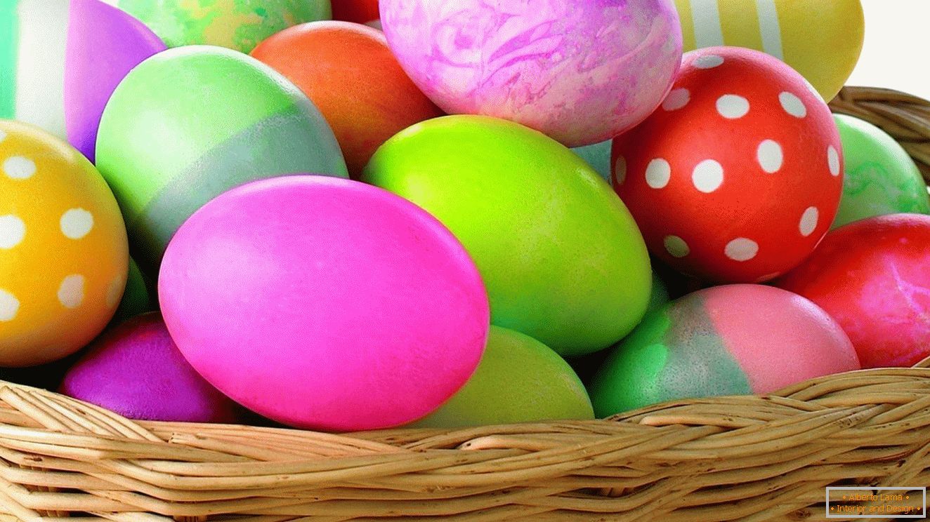 Basket with Easter eggs