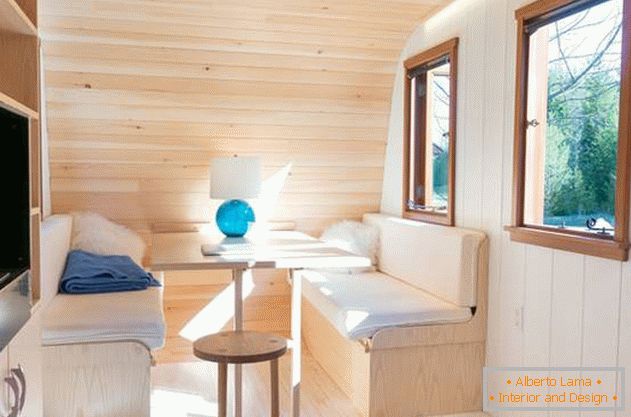Comfortable mini-house: a photo from Ontario - a light interior