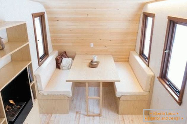 Comfortable mini-house: a photo from Ontario - wooden decoration