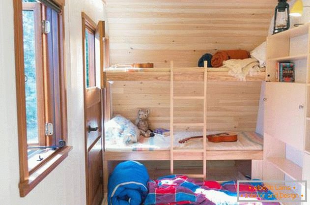 A comfortable mini-house: a photo from Ontario. Extendable section under the bed