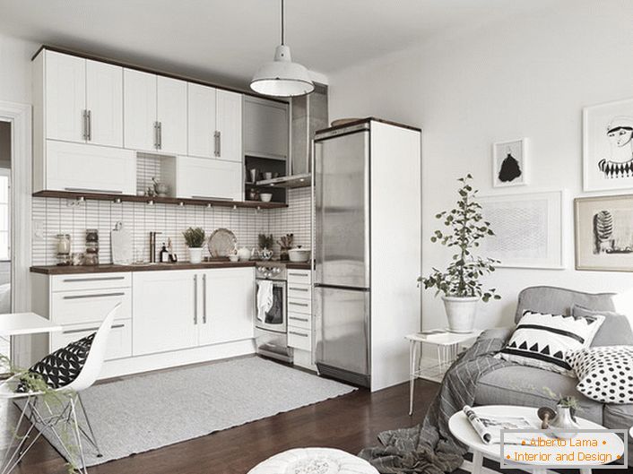 The stylish interior in gray-white tones is decorated in Scandinavian style. A notable feature is the use of decorative elements of knitwear. 
