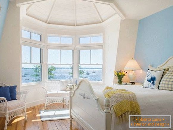 Wicker furniture in the interior - bedroom photo with a bay window