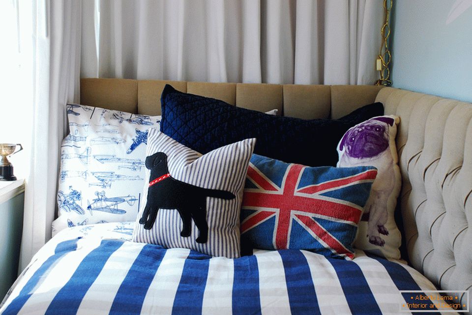 Bed linen and pillows in a red and blue palette