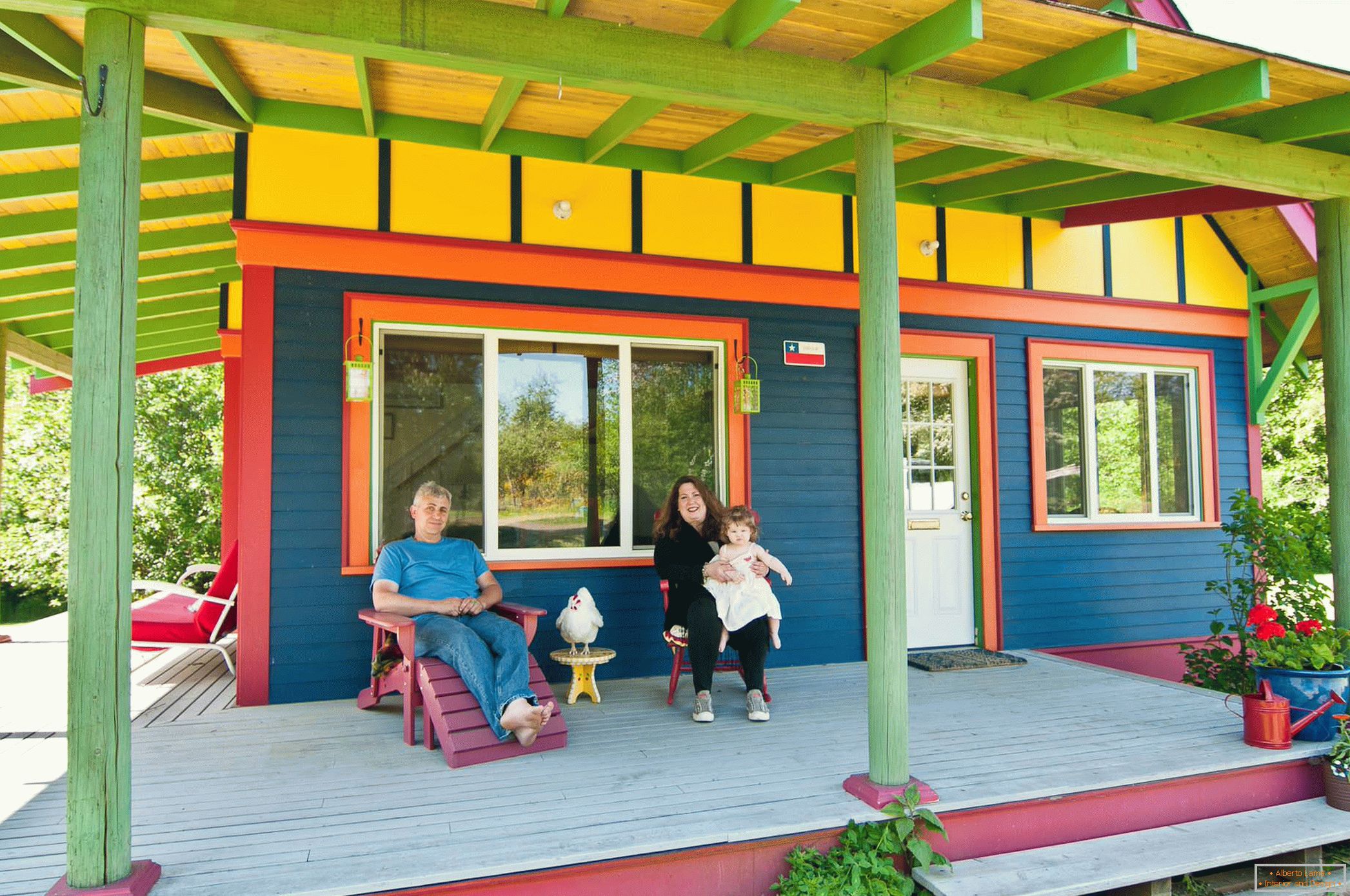 Bright colors in the decoration of the cottage facade