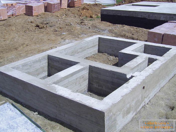 Monolithic tape foundation