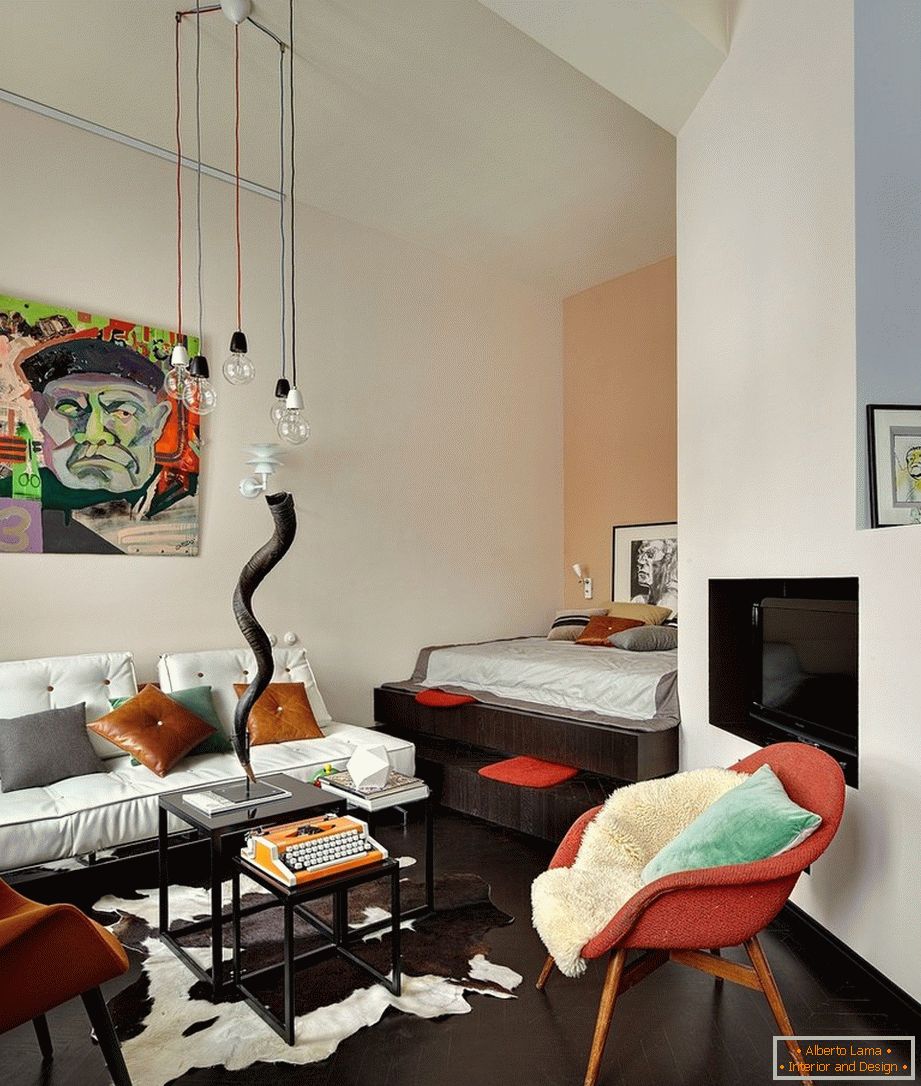 Bright accents in a bright studio apartment