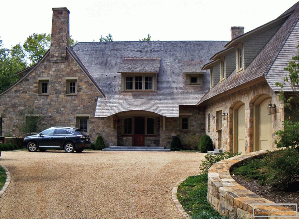 Access to the gravel garage