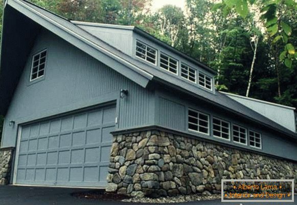 Two-storey garage with inserts of natural stone