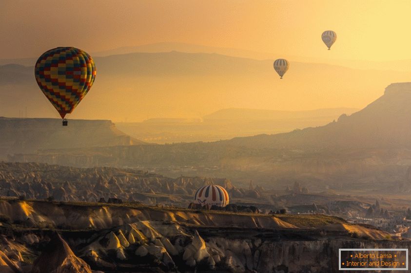 Balloons against the backdrop of the chic landscape of Japan, photographer Vorrarit Anantsorrarak