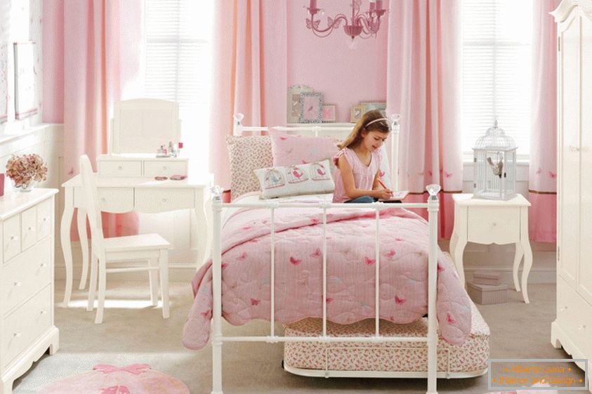 Design of a children's room in pink tones