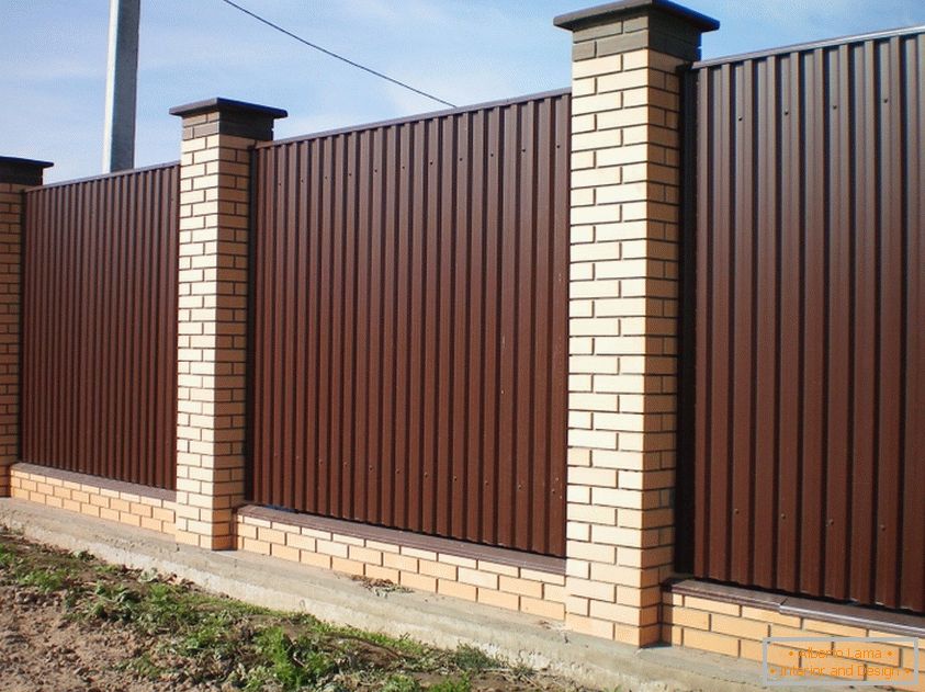 Profiled sheeting on the fence