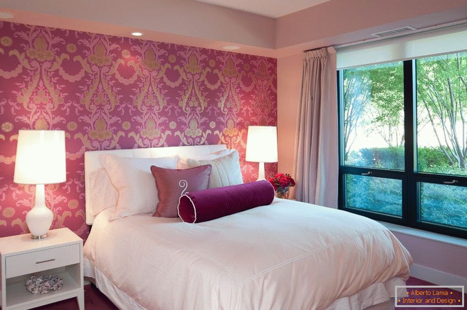 Pink wallpaper in the bedroom