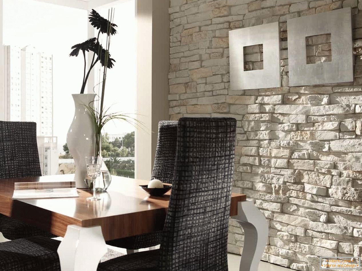 Wall decoration with a light decorative stone in the dining room