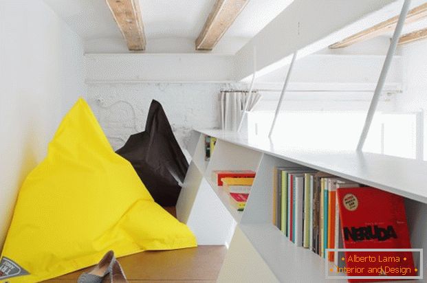 The project of a mini apartment: bright pillows in the interior